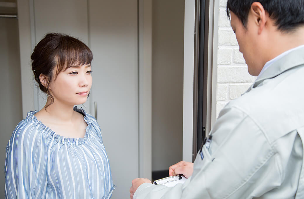 不安をあおって契約を急がせる